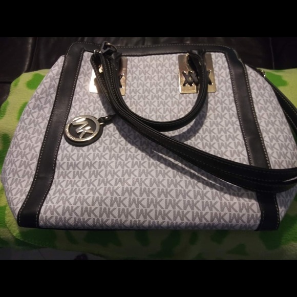 Purses - Picture 5 of 6